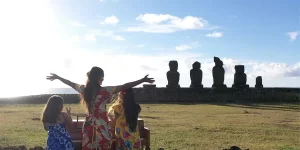 Producción audiovisual en Isla de Pascua con mujer y niñas frente a estatuas Moái.