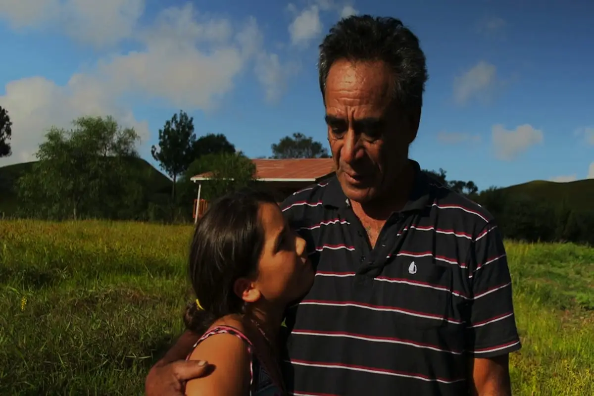 Un abuelo abrazando a su nieta.