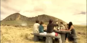 Grupo de personas en un picnic al aire libre en Isla de Pascua.